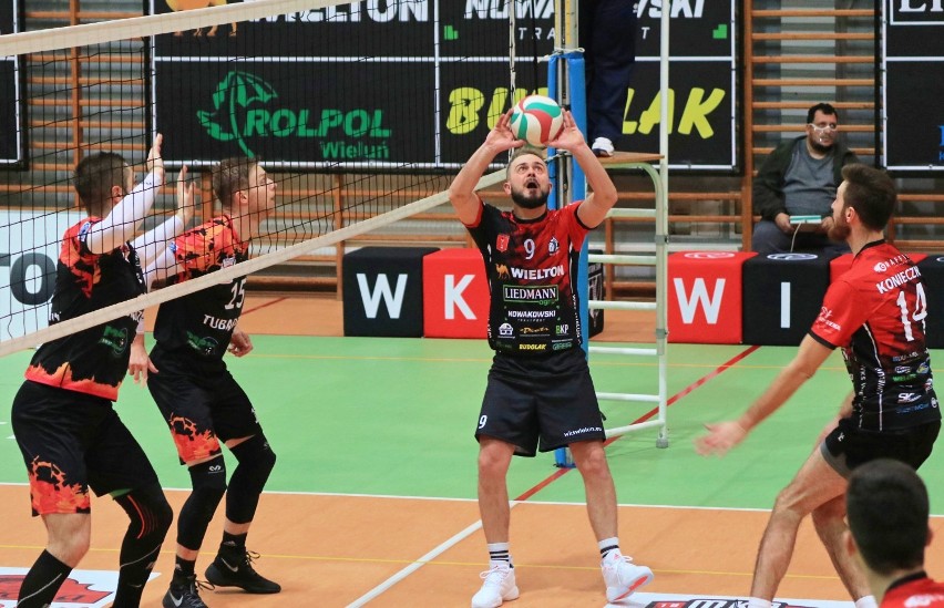 Druga liga siatkówki. WKS Wieluń pokonał u siebie Tubądzin Volley MOSiR Sieradz 3:1 ZDJĘCIA