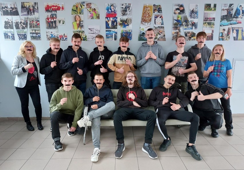 Movember w "mechaniku". Uczniowie i nauczyciele z ZSP 1 w Radomsku promują badania profilaktyczne wśród mężczyzn 
