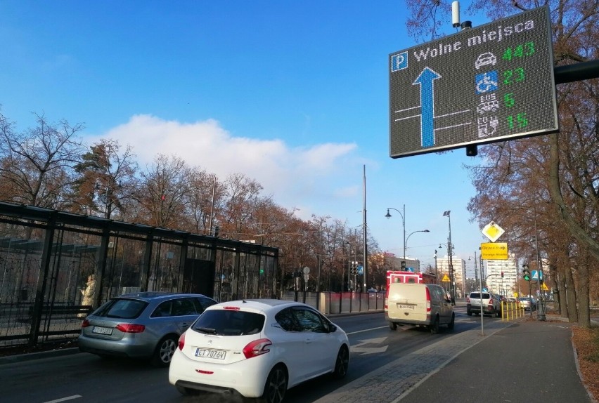 Informacyje tablice parkingowe wokół centrum wreszcie...