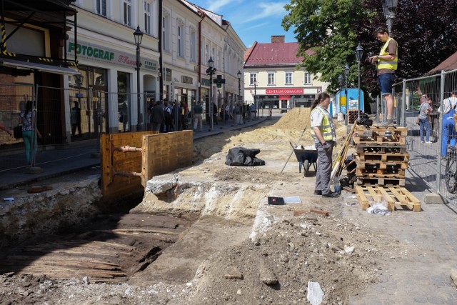 Nowego odkrycia dokonano na ulicy Kościuszki między wieżą farną, a ulicą Grunwaldzką. 
-&nbsp;Odkryliśmy spory odcinek kilku poziomów drewnianych belek. Spodziewamy się około 5-6 poziomów - informuje Dariusz Bobak z Fundacji Rzeszowskiego Ośrodka Archeologicznego. - Dzisiaj przystąpiliśmy do eksploracji dlatego trudno mówić na tym etapie o szczegółach - dodaje. 

Drewniana nawierzchnia została odkryta przedwczoraj po południu. Dziś archeolodzy po załatwieniu wszystkich formalności mogli rozpocząć badania, a te potrwają kilka dni. - Będziemy musieli zadokumentować odkrycie oraz wydobyć belki, a w tym mamy już spore doświadczenie. Nie powinno nam to zająć dużo czasu - śmieje się Dariusz Bobak. 

Początkiem kwietnia Archeolodzy na ulicy Kościuszki odkryli kilka krzyżyków, około 120 monet, a także niezwykłe elementy, które mogły być elementami ubioru. Wśród znalezisk znalazły się klamry, aplikacje i guziki.