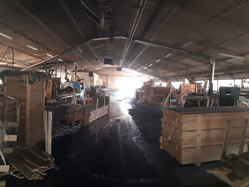 Pożar w Wielu na terenie hali zakładu zajmującego się obróbką drewna 23.03.2021 r. W akcji brało udział kilkanaście jednostek OSP