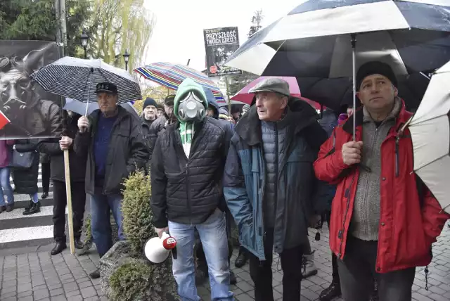 Mieszkańcy Wielopola i innych miejscowości od tygodni protestują przeciwko planom wybudowania gorzelni, spalarni i punktu produkcji substratu