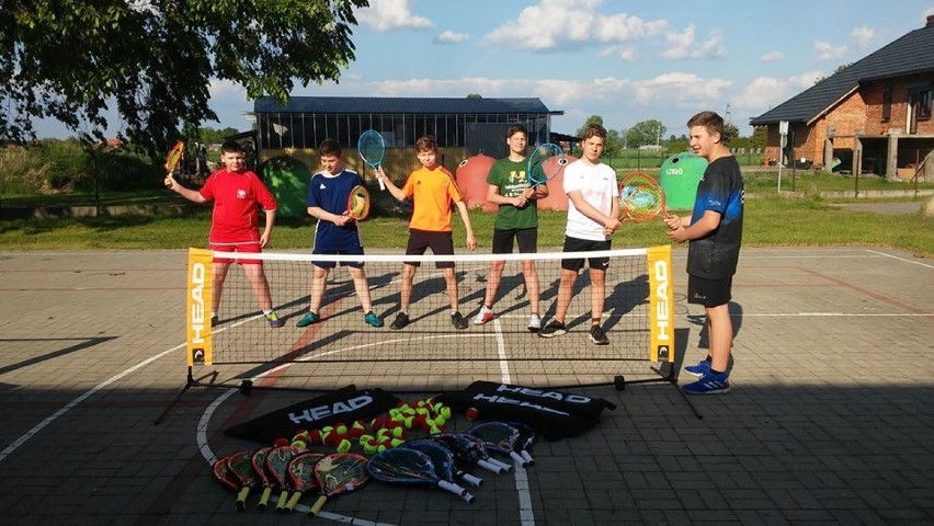 Pierwsza grupa uczniów miała już okazję wypróbować nowy sprzęt tenisowy