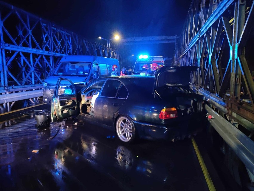 Na moście tymczasowym doszło do czołowego zderzenia BMW z...