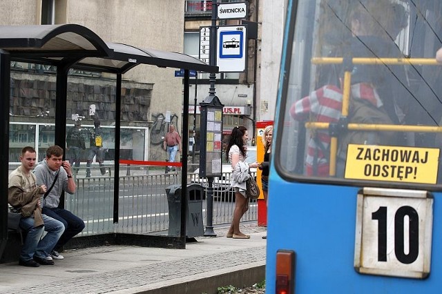 Pasażerowie nie wiedzą, kiedy tramwaj dotrze na przystanek