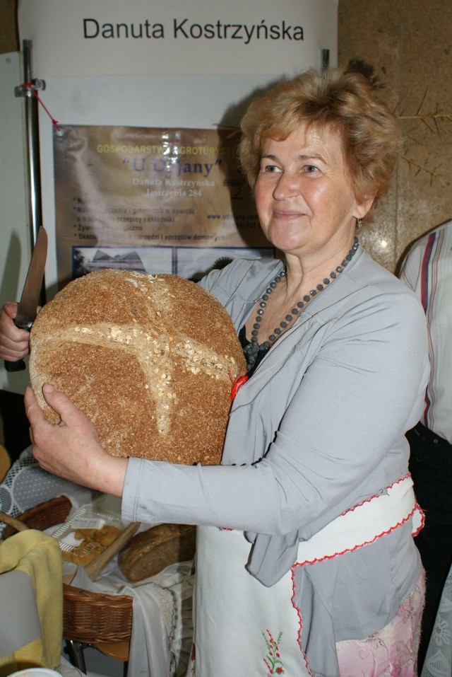 Danuta Kostrzyńska z wiejskim chlebem. Fot. Henryk Czechowski
