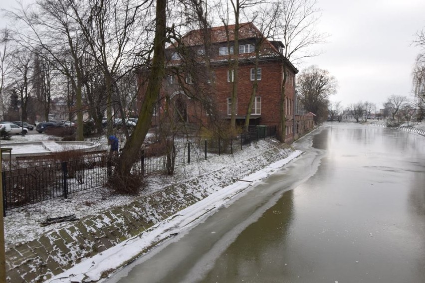 Nowy Dwór Gdański. Rozpoczęła się budowa tymczasowej kładki