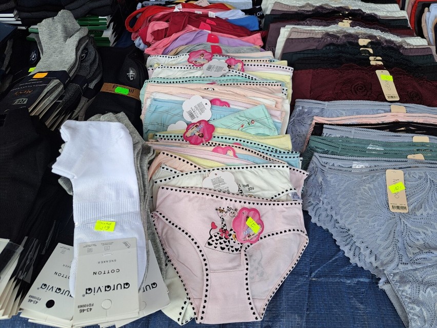 Moda na kieleckich bazarach. Jakie ubrania kupowano w piątek 21 lipca? Czapki, spodnie, bielizna i wiele innych. Zobacz zdjęcia