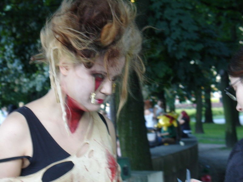 Dziewczyna-zombie podczas charakteryzacji przed paradą. Na...