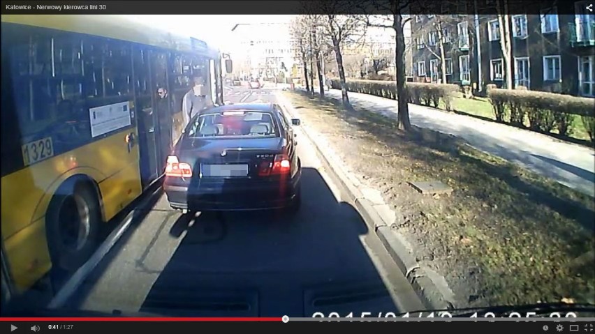 Katowice: Nerwowy kierowca autobusu pluje na bmw? [WIDEO]