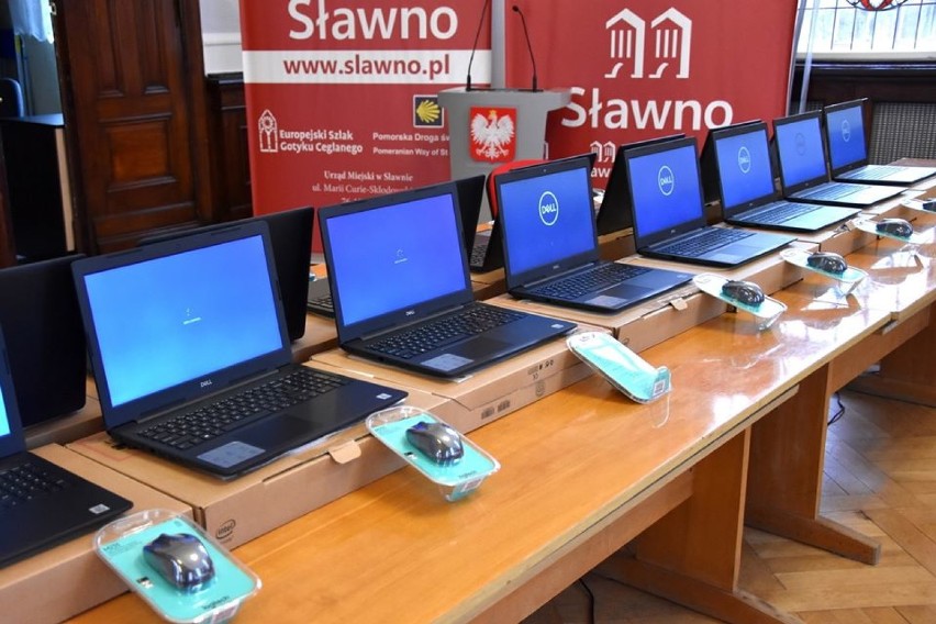 Sławieński samorząd zakupił 26 laptopów do zdalnej nauki [ZDJĘCIA]