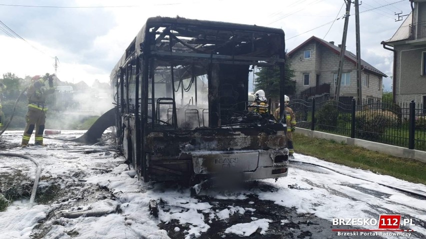 Poręba Spytkowska. Autobus MPK spłonął doszczętnie w centrum wsi [ZDJĘCIA]