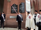 Tablica upamiętniająca arcybiskupa Jana Cieplaka na murach bazyliki NMP Anielskiej w Dąbrowie Górniczej. Za nami uroczyste odsłonięcie