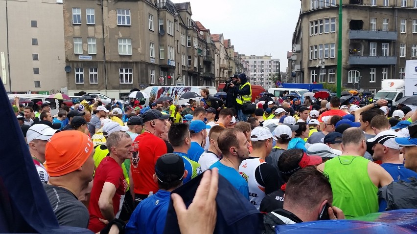 Poznań Półmaraton wystartował! Deszcz nie odstraszył...