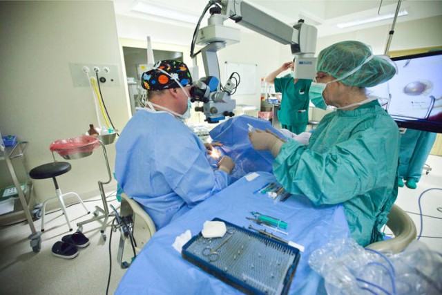 Oddział okulistyczny szpitala w Gorlicach przeprowadza zabiegi operacji zaćmy w warunkach pełnego reżimu sanitarnego. Zdjęcie ilustracyjne