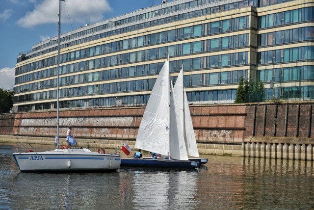 Regaty na Warcie. Rzeczny Match Racing. Żaglówki w centrum Poznania!