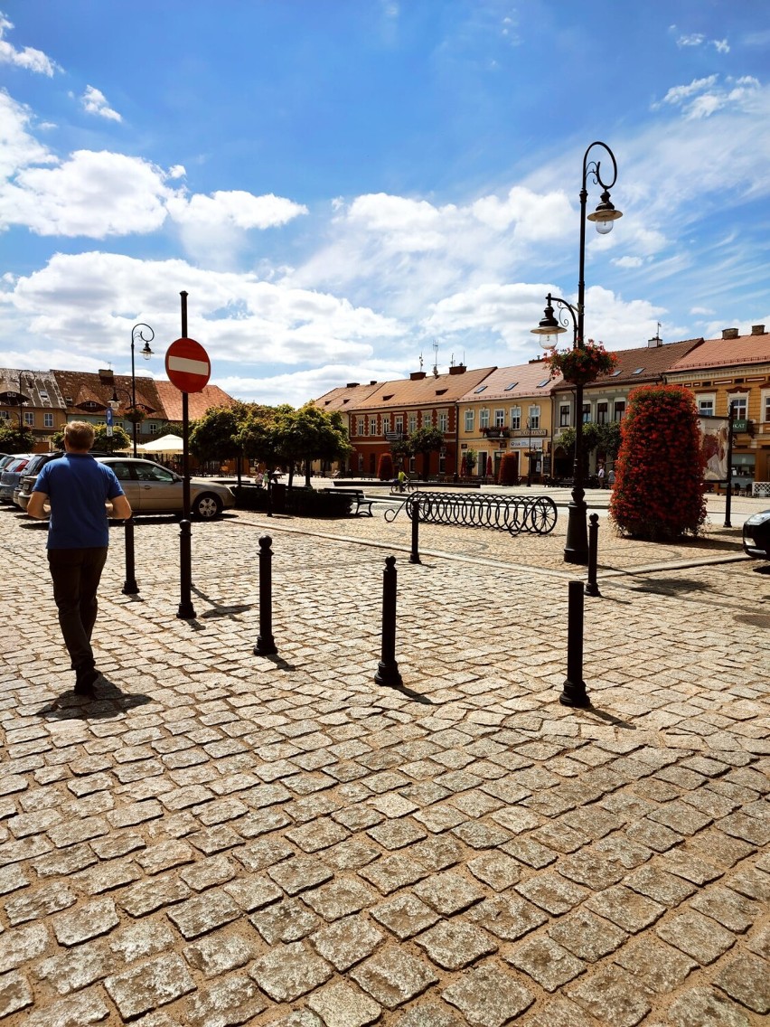 Sieradzki Spacer Fotograficzny. Zobacz ZDJĘCIA uczestników fotowędrówki poprowadzonej po starej części miasta