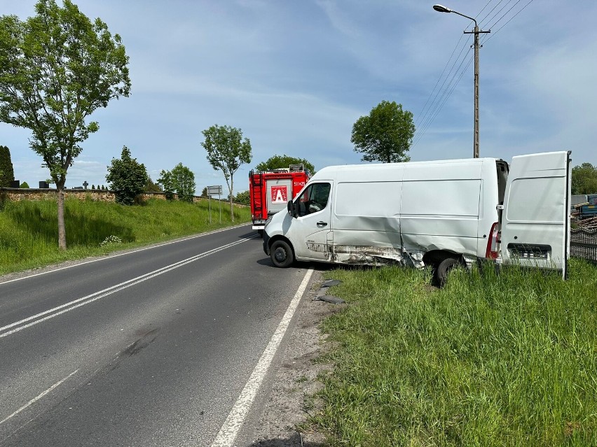 Wypadek w Kodrębie. Sprawca zjechał na przeciwległy pas i doprowadził do zderzenia. ZDJĘCIA