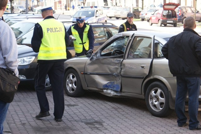 Na ulicy Górnośląskiej w Kaliszu zderzyły się autobus KLA i opel vectra