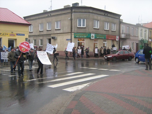 Nauczyciele i rodzice wyszli na ulice Sompolna