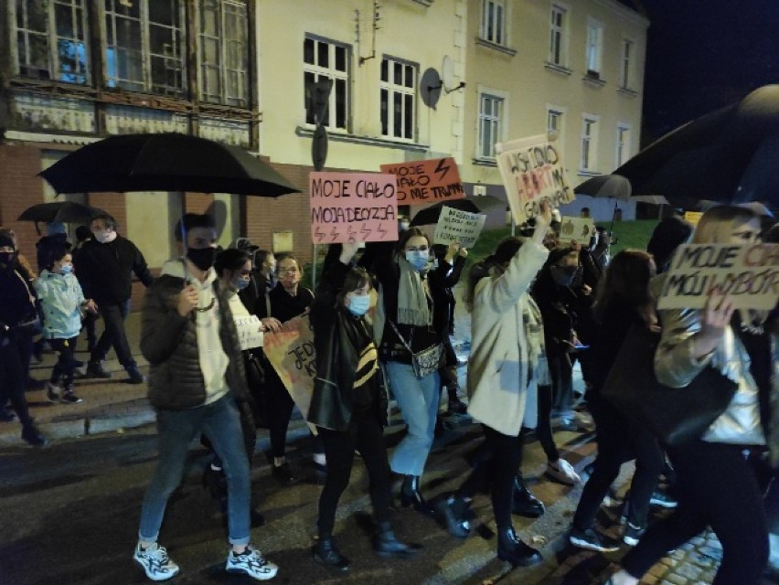 Kwidzyn. Trwa kolejny protest po orzeczeniu Trybunału Konstytucyjnego w sprawie aborcji eugenicznej. "Nie będziemy siedzieć cicho!"