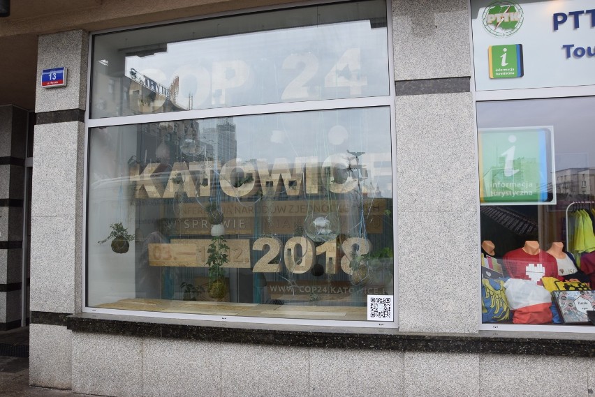 "Zielone" instalacje przy katowickim rynku promujące Szczyt...
