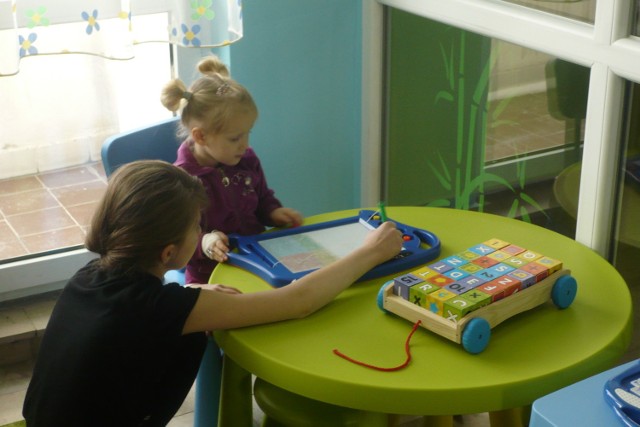 -&nbsp;Czas pobytu w szpitalu jest bardzo stresujący dla dziecka. Dlatego tak ważna jest stała, troskliwa opieka i obecność rodzica. Nowe miejsce w holu kliniki to takie małe wakacje dla maluchów, inny świat, trochę łąka, trochę bajka. Rodzice zabierając maluchy do kącika z zabawkami sprawiają, że ich pociechy są radosne i zrelaksowane. To nas niesamowicie cieszy - przyznaje Małgorzata Pachuta, pielęgniarka oddziałowa.