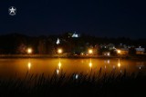 Wakacyjny Pińczów nocą. Zobaczcie jak cudownie jest nad miejskich zalewem i przy remontowanej kapliczce świętej Anny ZDJĘCIA