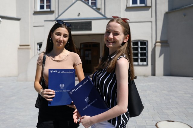 Matury 2021 w Piotrkowie. Maturzyści odbierają wyniki egzaminu. Jak poszedł maturzystom z I LO im. Bolesława Chrobrego i II LO im. Marii Skłodowskiej-Curie w Piotrkowie?