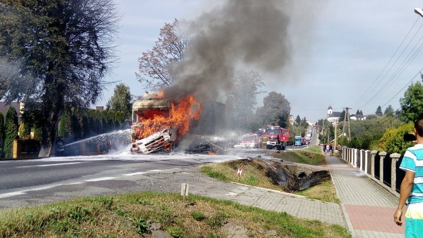 Pożar tira na drodze w Brzostku