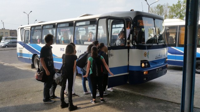 Nie wejdziesz do autobusu miejskiego w godzinach szczytu. Rząd zdecydował bowiem o ograniczeniu liczby osób w transporcie publicznym – zajętych może być 50 proc. miejsc siedzących lub 30 proc. liczby wszystkich miejsc. Ta sama zasada dotyczy także pociągów.