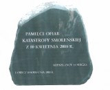 Głaz smoleński w Łowiczu w rocznicę katastrofy rządowego tupolewa
