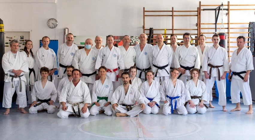 Gostyń. Staż trenerski i mistrzowski Shotokan World Organisation zakończony sukcesem. Reprezentanci TKKF „TĘCZA” Gostyń zdobyli czarne pasy