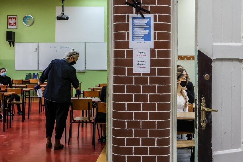 Powiat bolesławiecki najlepszy. 
Zdawalność 82%, 
język...