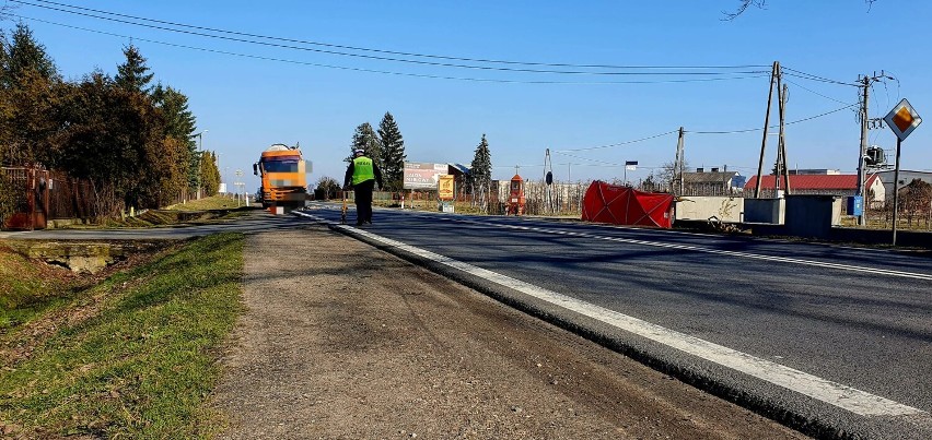 Śmiertelny wypadek w miejscowości Coniew na Mazowszu. Czołowe zderzenie ciężarówki i osobówki. Kierowca auta nie żyje