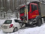 Niebezpieczny wypadek na trasie Gołąbek - Wielkie Gacno. Skoda uderzyła w ciężarówkę! [zdjęcia]