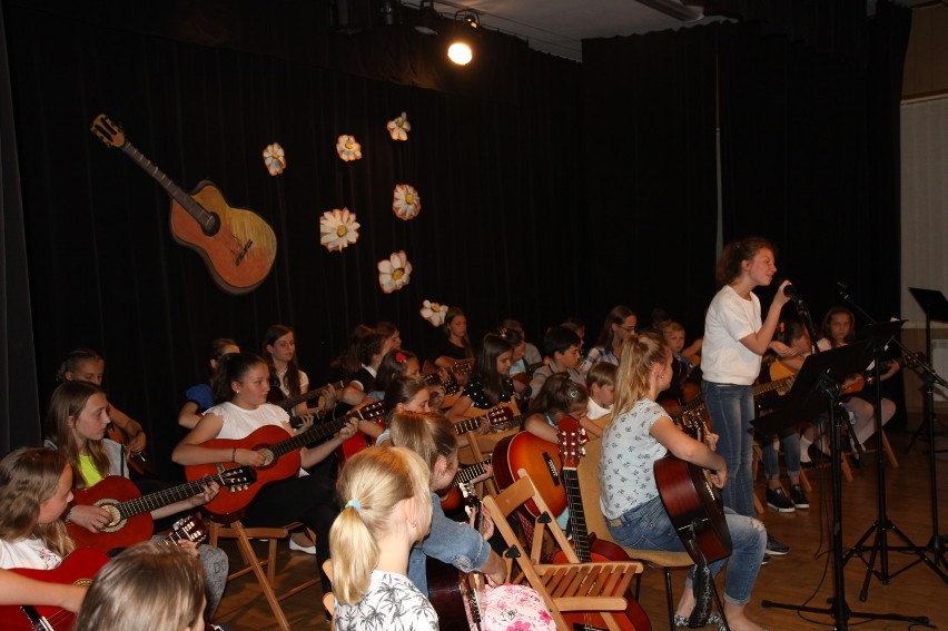 Koncert gitarowy w PMDKIS w Wieluniu[Zdjęcia]