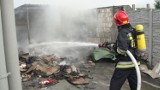 Śmietnik płonął w Staszowie. Płomienie zagrażały magazynowi