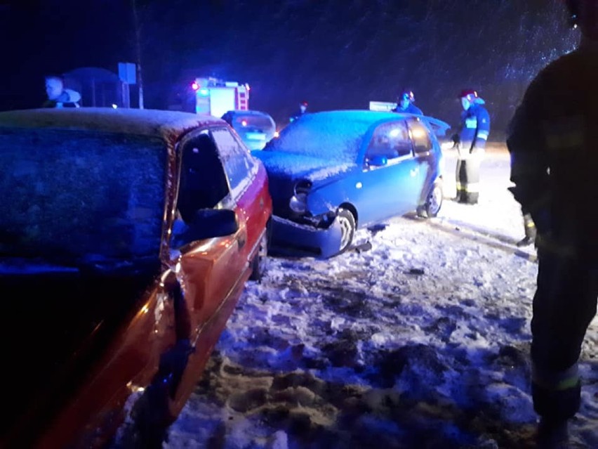 Wypadek w Tarnowej Łące. Na drogach biało i niebezpiecznie więc konieczna jest ostrożność