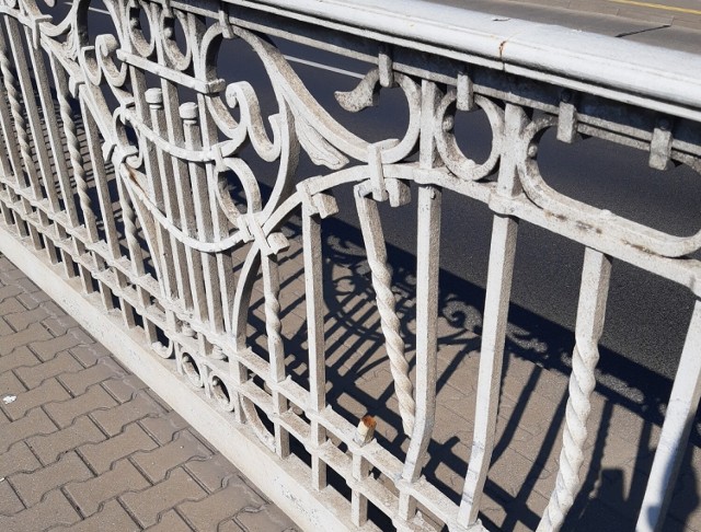 Uszkodzona balustrada na Powązkach