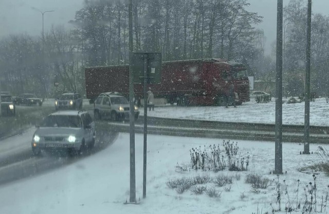 W kolizji na rondzie kozienickim nikt nie ucierpiał, ale były utrudnienia w ruchu samochodów.