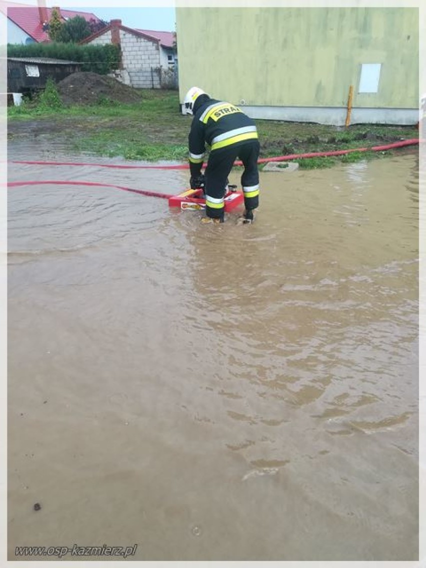 Kaźmierz. Strażacy usuwali skutki niedzielnej nawałnicy [ZDJĘCIA]