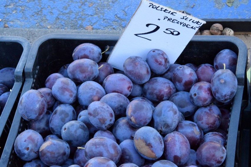 Ceny warzyw i owoców na targowisku w Końskich. Po ile śliwki, gruszki, jabłka, ziemniaki i inne? Zobacz zdjęcia