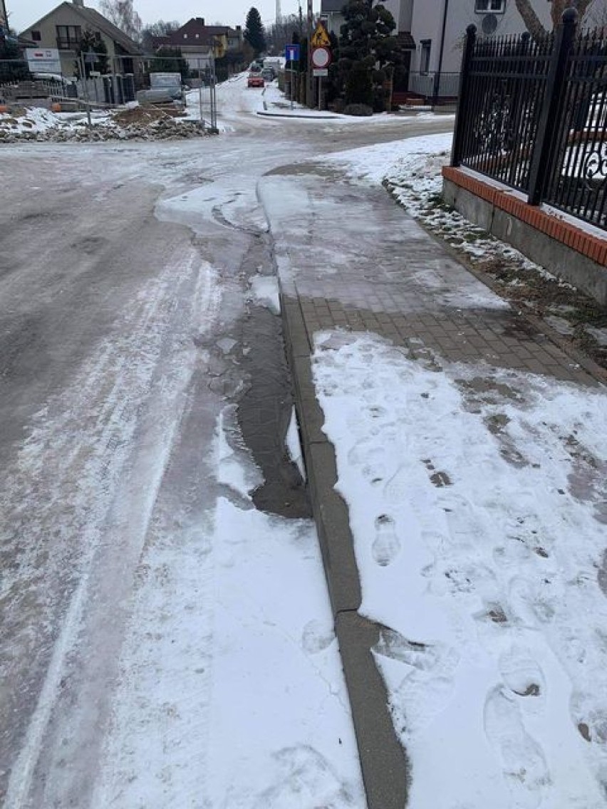 Na kilku ulicach w Kikole powstało lodowisko.