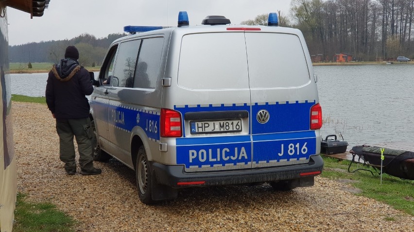 Ciało w stawie w Centawie w gminie Jemielnica. Sprawę śmierci 68-latka wyjaśnia policja i prokuratura