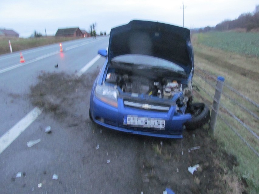 Wypadek w Łazach koło Bochni, po czołowym zderzeniu jedna osoba trafiła do szpitala [ZDJĘCIA]