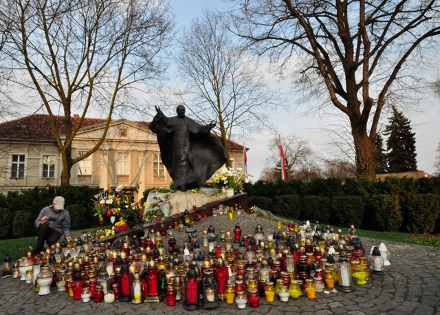 Żałoba pod pomnikiem J.Pawła II na Ostrowie Tumskim
