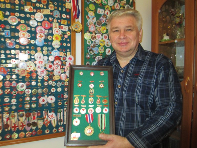 Piotr Kowalski z Poniatowej od 30 lat kolekcjonuje pamiątki związane z Polskim Czerwonym Krzyżem