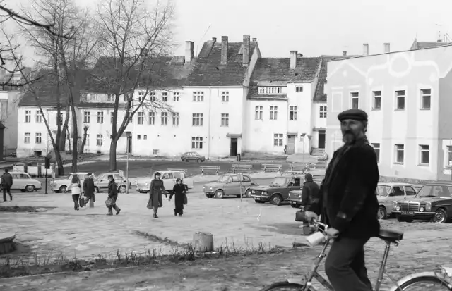 Wielu z nas z sentymentem ogląda archiwalne zdjęcia Zielonej Góry. Wspomina dawne czasy. Dzieciństwo, rodzinny dom, zabawy... Na naszym portalu znajdziecie mnóstwo zdjęć, które przeniosą was do przeszłości. Zobaczcie 30 niezwykłych zdjęć pochodzących z archiwum Zbigniewa Rajche. Fotografie ukazują miejsca, które się zmieniły i z którymi związana jest pewna historia naszego miasta. Zapraszamy do oglądania i wspominania.