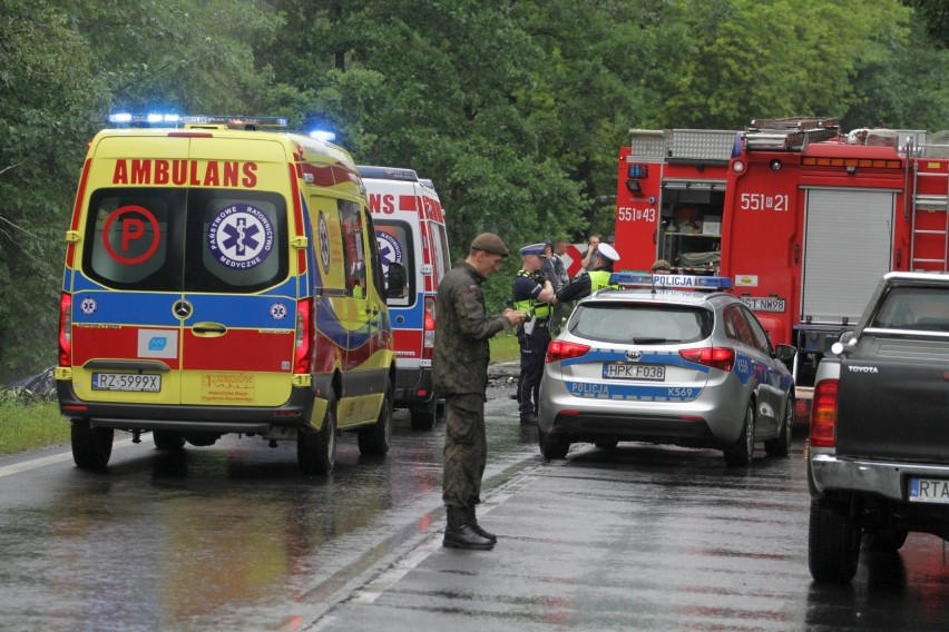 Tragiczny wypadek w Jamnicy. Po zderzeniu dwóch audi zginęło małżeństwo. Podróżowali z małym dzieckiem [ZDJĘCIA]